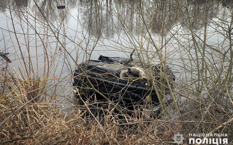 Погибли водитель и пассажир: автомобиль BMW упал в Пруд в Хмельницкой области