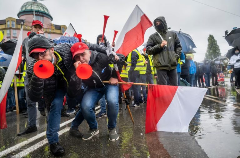 Блокада польской границы продлится еще 2 месяца: как это отразится на валютном курсе