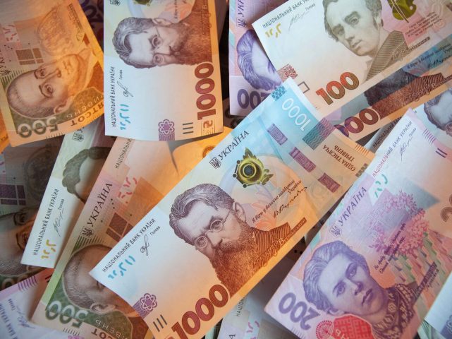 НБУ поднял официальный курс доллара на 11 апреля выше 39 гривен