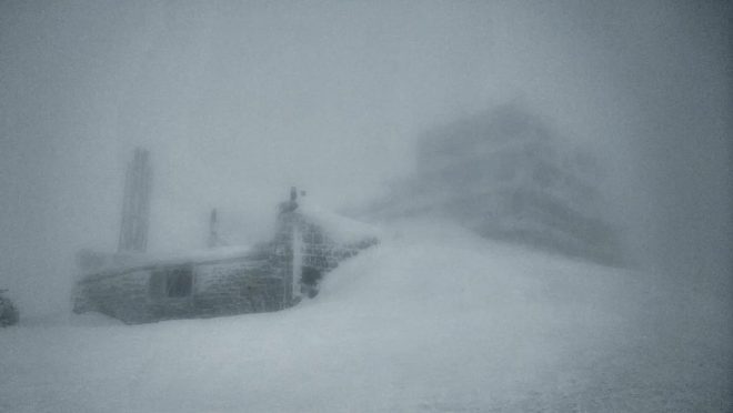В Карпатах ударил мороз и начался мощный зимний шторм: поисково-спасательный пост замело снегом