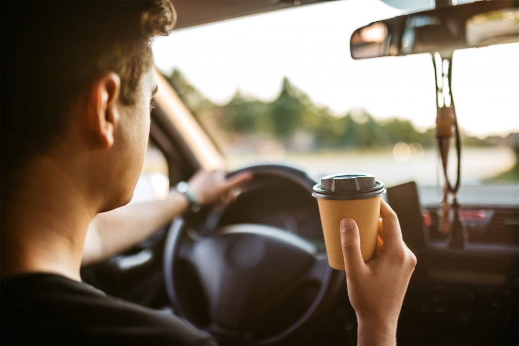 С кофе и чаем в дорогу: как можно приготовить горячие напитки в машине
