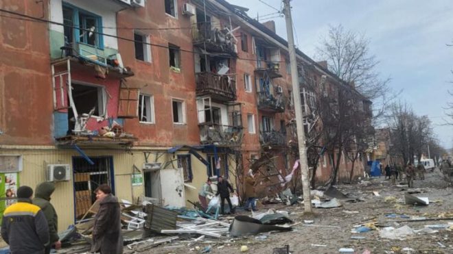 Не менее 16 раненых, разрушены 15 многоэтажных домов: РФ ударила авиабомбой по Курахово