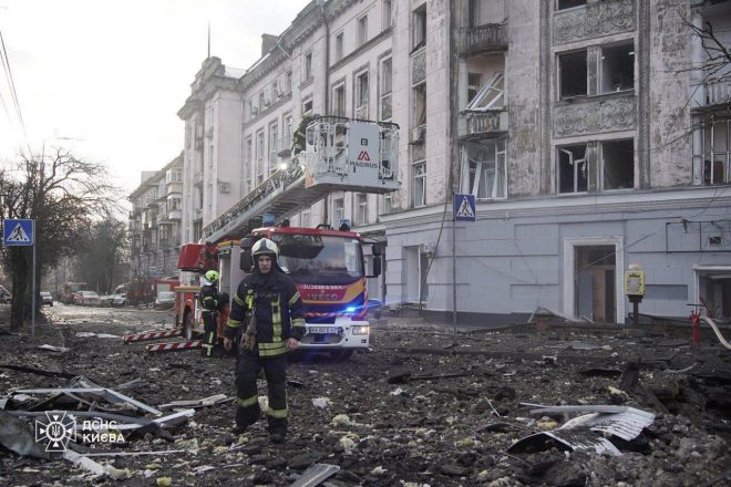 Стало известно о 13 раненых в Киеве после ракетной атаки РФ 21 марта: появились фото разрушений