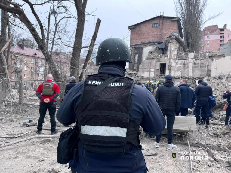 РФ атаковала Киев ракетами 25 марта: 4 человека ранены, повреждена многоэтажка на Печерске, обломки упали в 4 районах