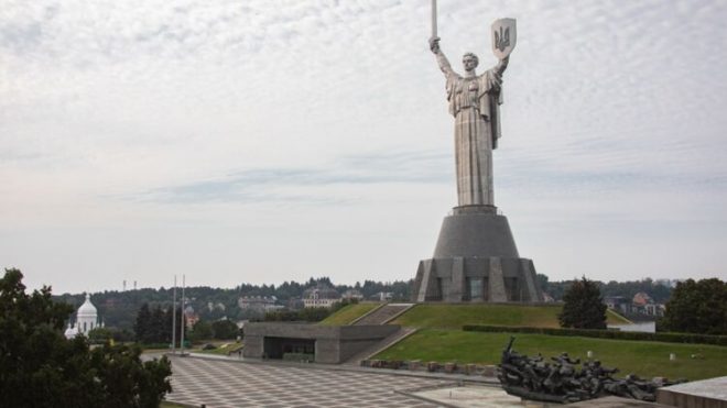В Киеве демонтируют все советские памятники на территории музея истории Второй мировой войны