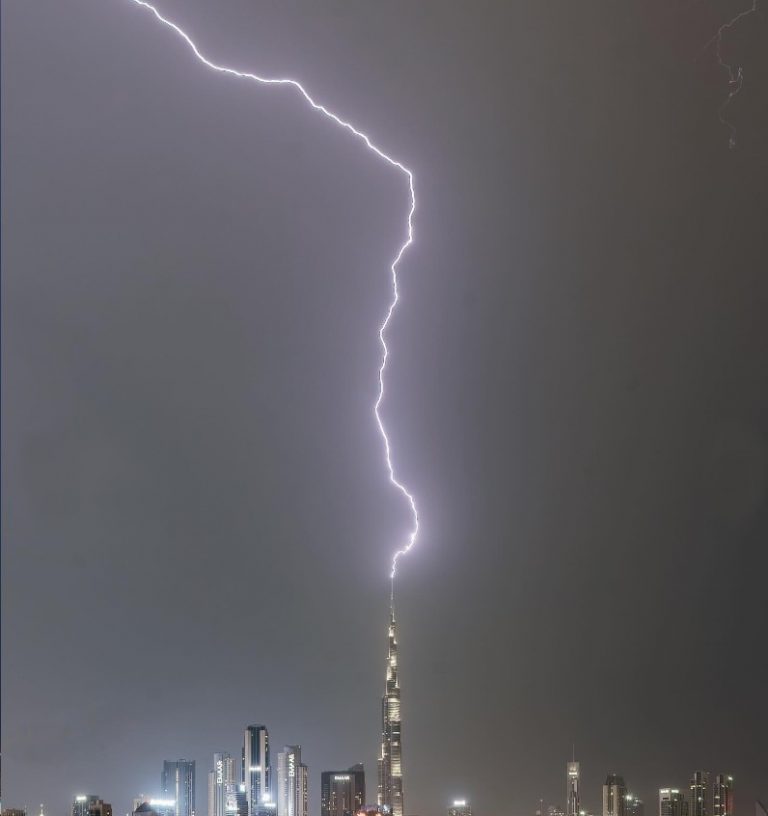 В ОАЭ во время ливня молния ударила в небоскреб Бурдж-Халифа 