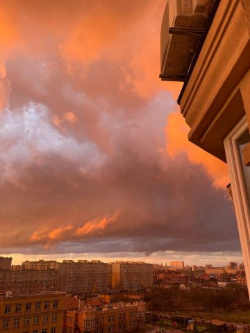После грозы и града небо над Киевом стало багровым, а тучи озарило радугой