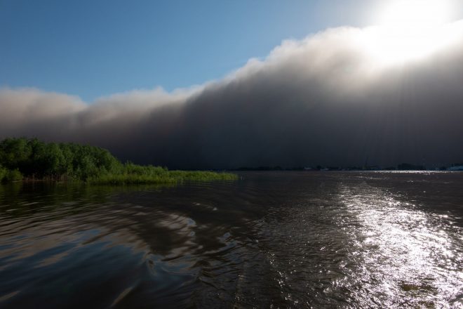 Пыль из Сахары пронеслась по Европе до Прикарпатья, 1 апреля бурей накроет всю Украину