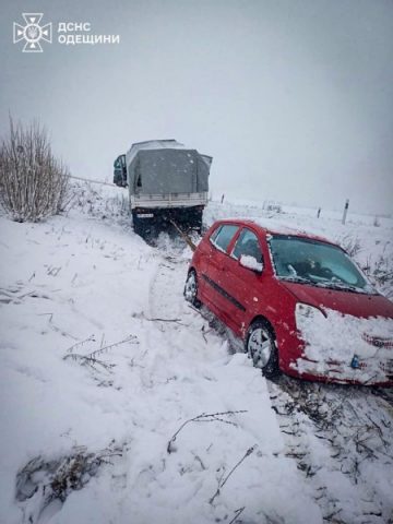 В Одесской области не заканчивается снегопад, который начался ночью: автомобили вязнут в сугробах &#8212; ГСЧС