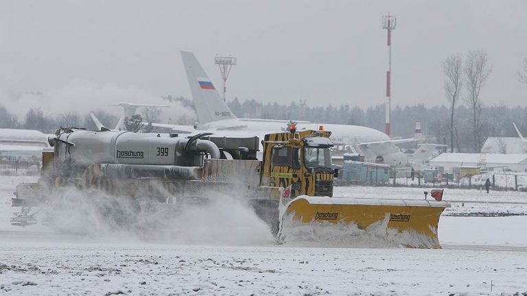 Главный аэропорт Осло временно закрыли из-за сильного снега и ветра
