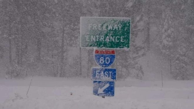 В двух штатах США люди сидят без электричества из-за снежной метели: общественный транспорт остановлен
