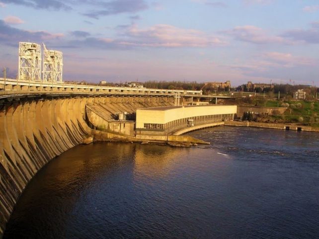 ДнепроГЭС остановлен, ГЭС 2 после попадания двух ракет РФ &#8212; в критическом состоянии