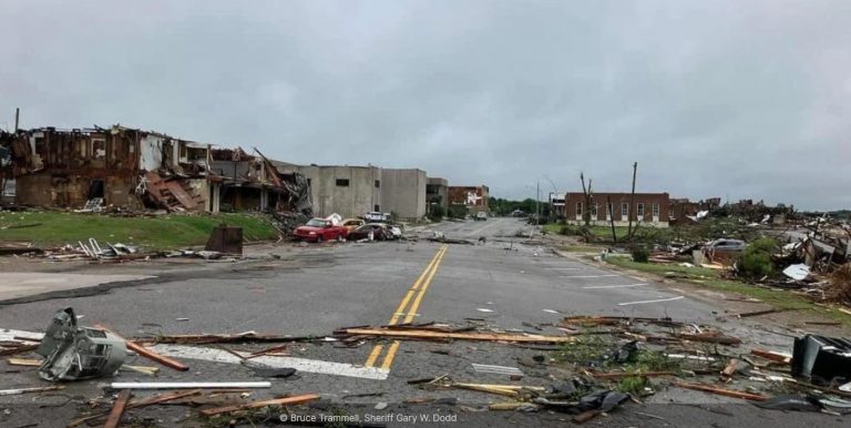 Десятки пострадавших, не менее 4 погибших: в Оклахоме в США бушевали около 40 вихрей торнадо