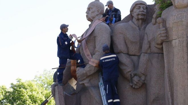 В Киеве начался демонтаж композиции в честь Переяславской рады под Аркой Свободы украинского народа