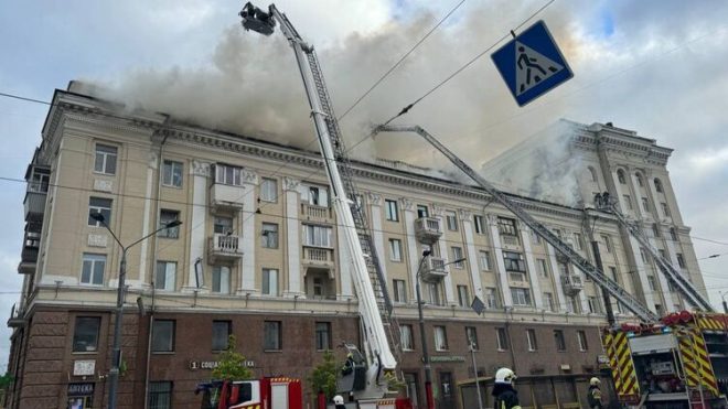 Не менее 15 раненых, произошел пожар: РФ ударила ракетой по многоэтажке в Днепре