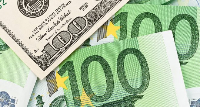 Есть вероятность подорожания евро и доллара: в апреле 2024 аналитики не советуют украинцам продавать наличную валюту