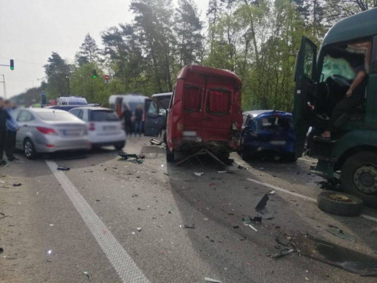 Не менее 5 человек получили травмы: под Киевом на Брест-Литовском шоссе столкнулись 6 авто