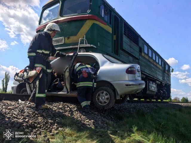 В Винницкой области легковушка столкнулась с тепловозом: водитель погиб, женщину зажало в покореженном авто