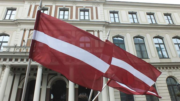 Латвия обязала 27 граждан РФ выехать из страны