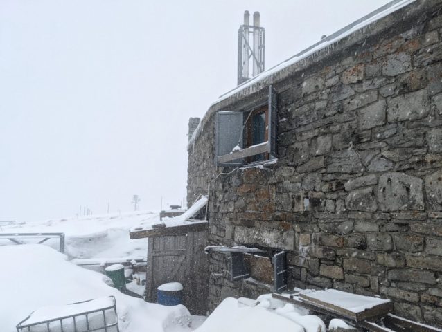 Зима вернулась: на горе Поп Иван ударили морозы и выпал снег