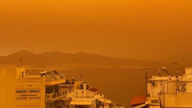 Грецию накрыла песчаная буря, пришедшая из Африки: город Афины окрасился в оранжевые тона