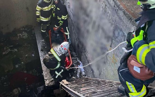 В Киеве сотрудники ГСЧС вытащили из 8-метровой ямы мужчину