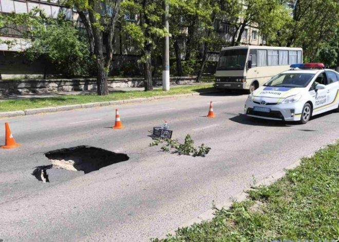На оживленной магистрали в центре Николаева провалился асфальт