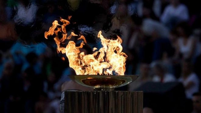 Франция получила Олимпийский огонь на церемонии в Афинах