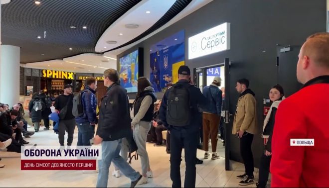 В украинских паспортных сервисах за границей накаленная обстановка: люди требуют отдать им паспорта, за которые уже заплачены деньги &#8212; СМИ