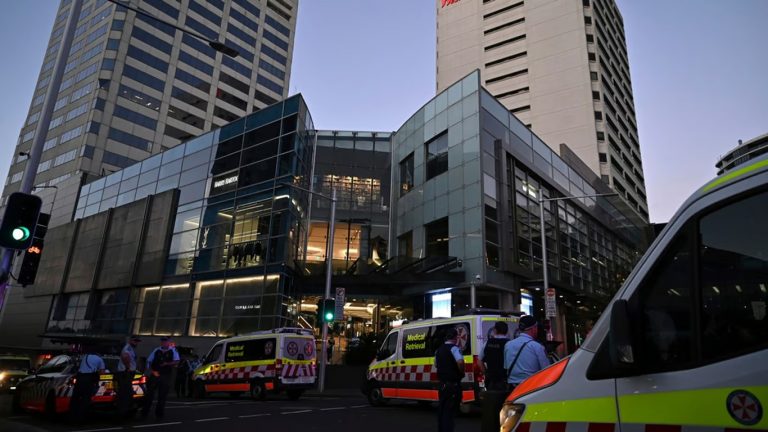 В Австралии неизвестный зарезал не менее чем 5 человек в торговом центре