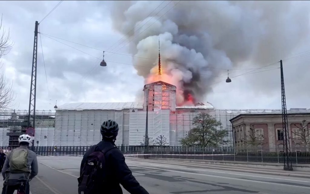 Пожар в старинном здании биржи в Копенгагене будут тушить еще сутки