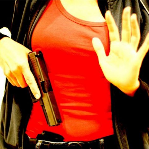 Ссора двух несовершеннолетних девушек возле кафе в Днепре закончилась стрельбой: полиция считает это хулиганством