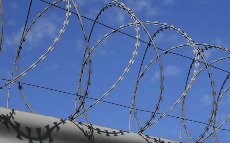 На Закарпатье украинцы сделали дырку в заборе на границе, чтобы нелегально перейти Тису: составлены админпротоколы