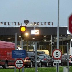 Польские таможенники заблокировали выезд украинцам, перевозившим автомобили для нужд ВСУ &#8212; соцсети
