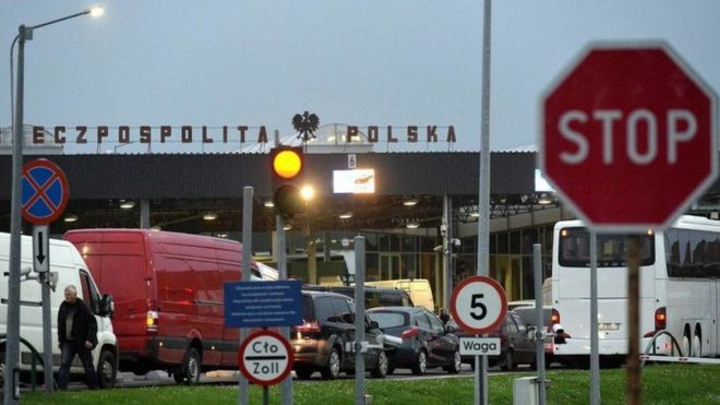 Польские таможенники заблокировали выезд украинцам, перевозившим автомобили для нужд ВСУ &#8212; соцсети