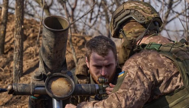 Украинским солдатам приходится искать снаряды в болотах и на минных полях &#8212; WSJ