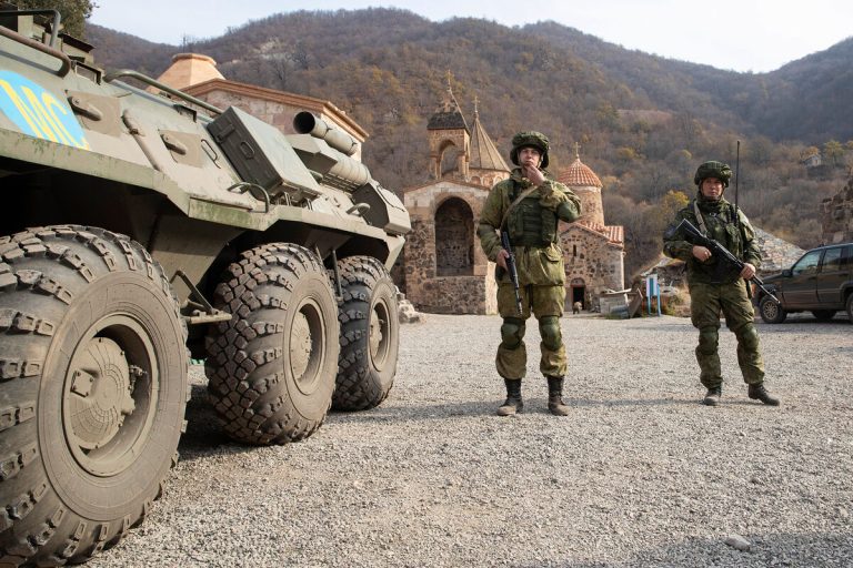 Военный аналитик Bild считает, что РФ может перебросить выведенные из Нагорного Карабаха войска в Украину