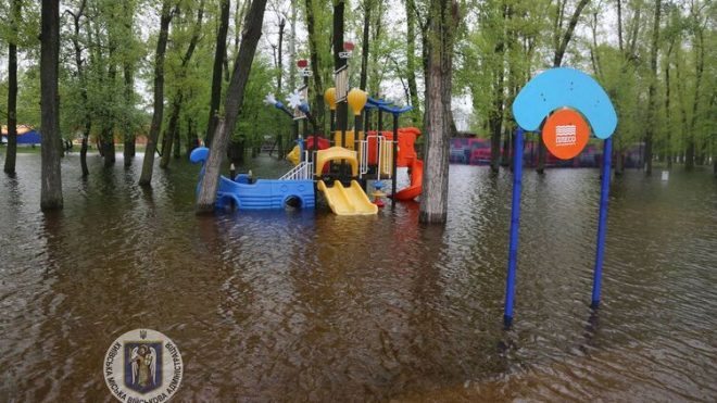 Затопило детские площадки и лавочки: в Киеве в реке Днепр начал резко подниматься уровень воды