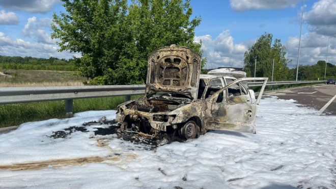 На автодороге под Киевом вблизи Обухова во время движения загорелся автомобиль