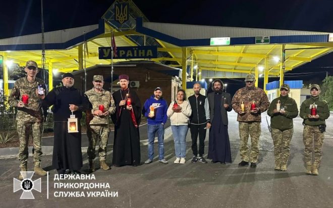 Скауты привезли Благодатный огонь в Украину