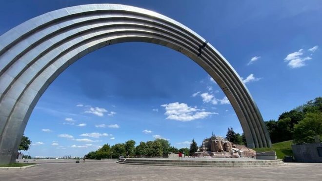 В Киеве завершили демонтаж композиции в честь Переяславской рады под Аркой Дружбы народов