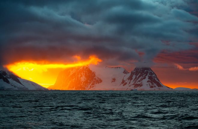 В океане между Антарктидой и Африкой зафиксировали 20-метровые волны: вероятно это последствия взрыва &#8212; СМИ
