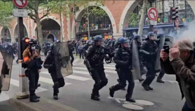 В Париже во время первомайских демонстраций пострадали более 50 полицейских