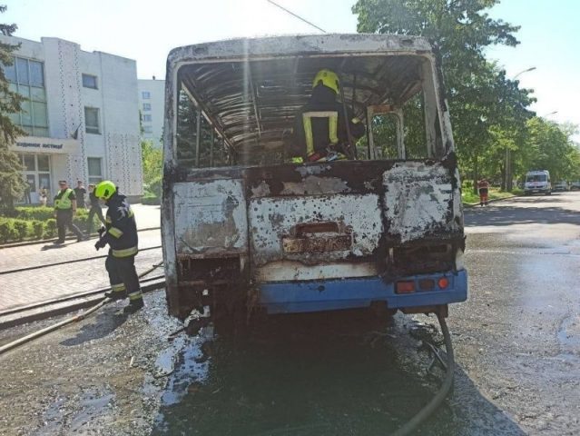 Возле ЗАГСа в Киеве горел автобус: спасатели приехали, когда огонь уничтожил транспорт