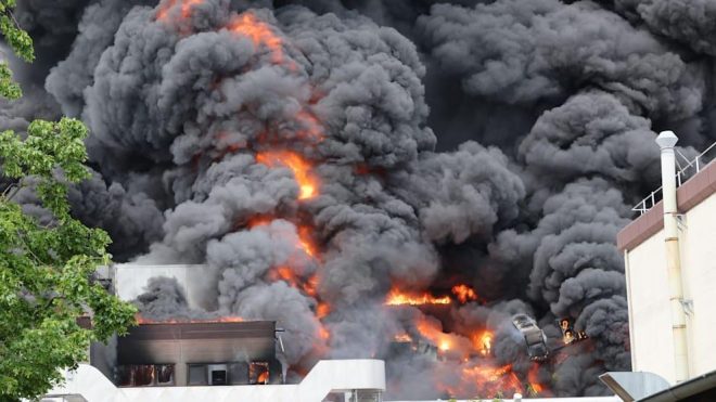В Берлине горит завод компании, производящей системы ПВО IRIS-T: пожар тушат 130 спасателей
