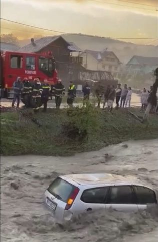 В Румынии бушевал шторм с дождем, градом, снегом: в одном регионе река вышла из берегов, утонули 3 автомобиля
