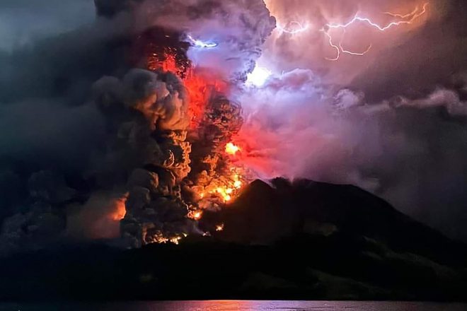 В Индонезии из-за извержения опасного вулкана эвакуируют 12000 человек