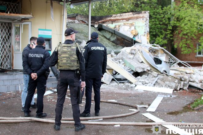 В Чернигове в помещении банка произошел взрыв, повреждено здание