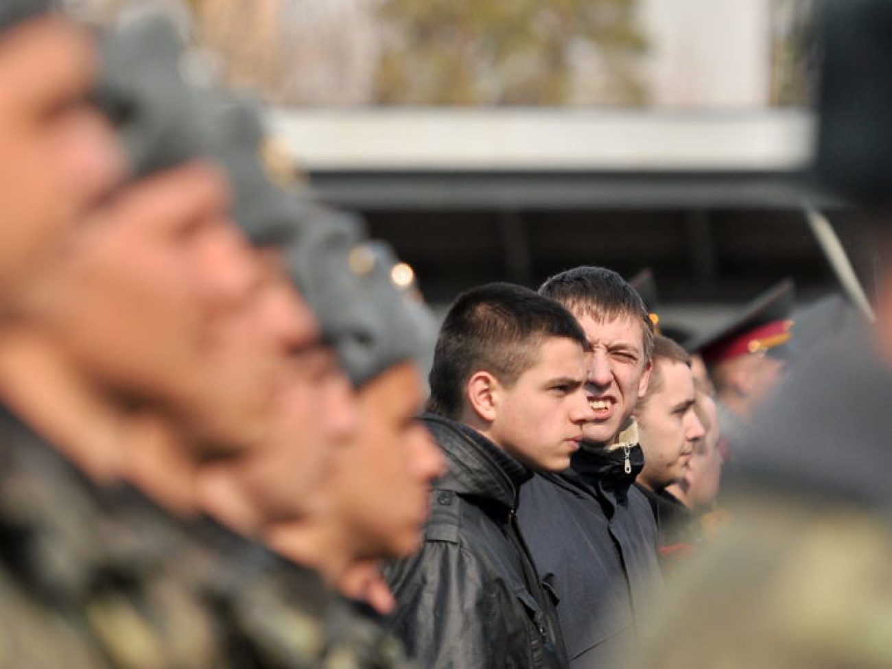 Украинцев пугают сверкой списков призывников, которую проведут на избирательных участках в день выборов. Фото