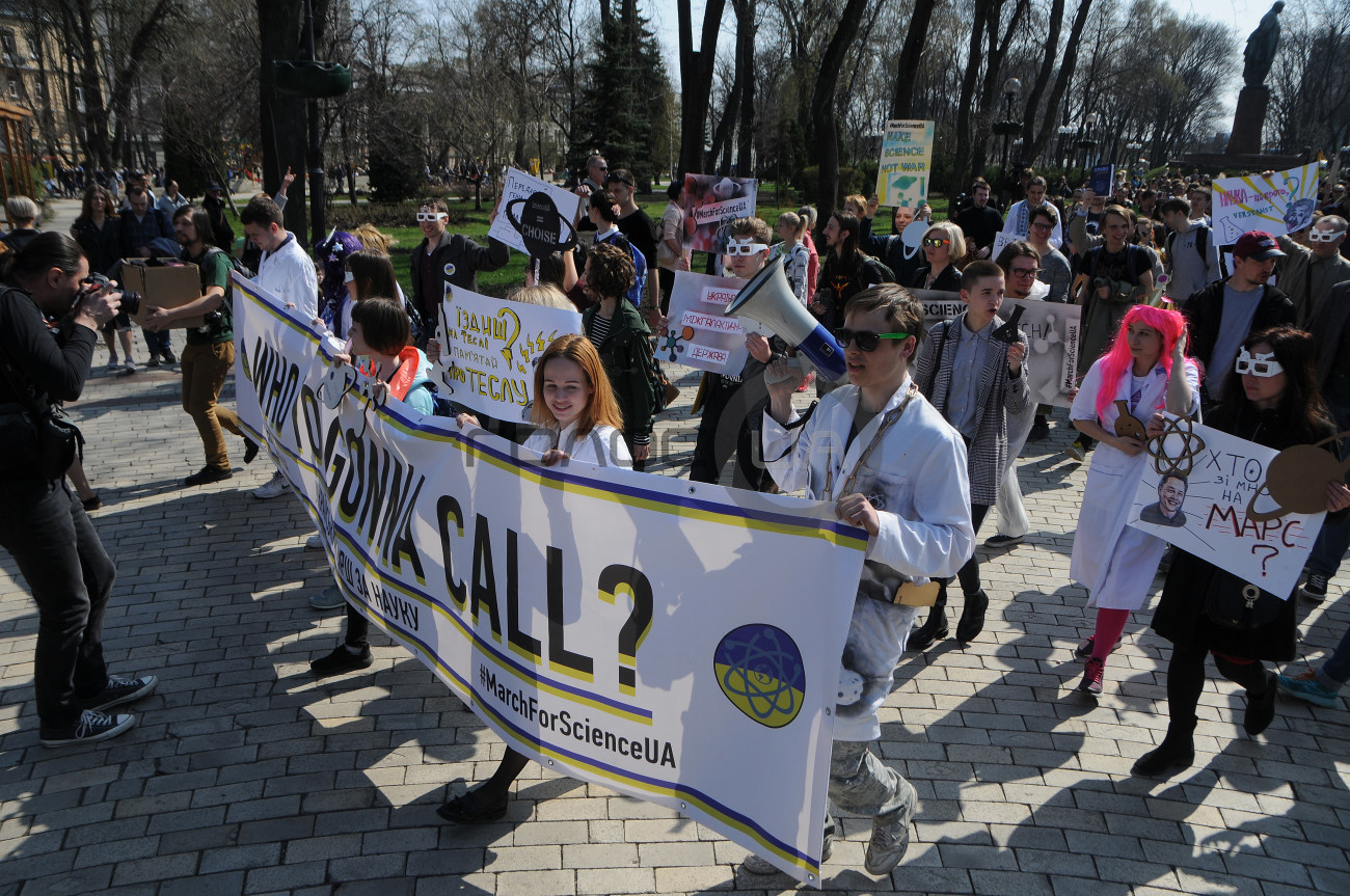 В Киеве прошел костюмированный научный марш-перформанс